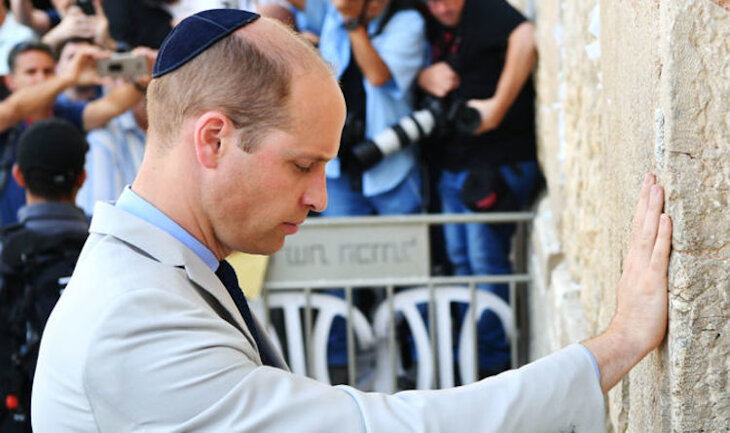 Queen-Elizabeth-II-and-the-Jew1_htm_a5fdf5e7838143fc.jpg