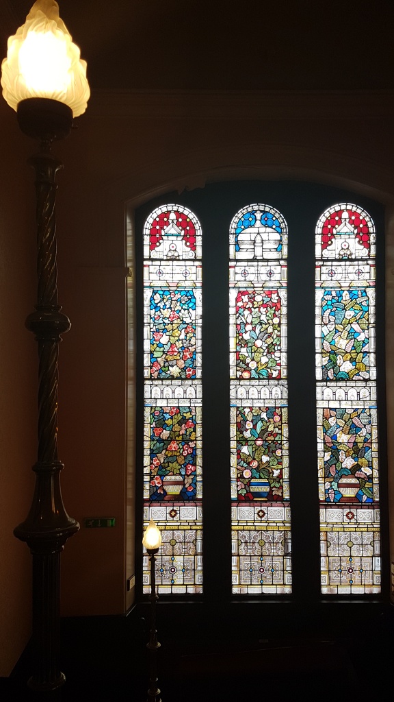 Garnethill_Synagogue,_Glasgow_13_-_staircase_and_stained_glass_window.jpg Garnethill_Synagogue,_Glasgow_13_-_staircase_and_stained_glass_window.jpg