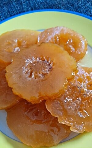 Etrogs-in-syrup-close-up-2-300x480.jpg