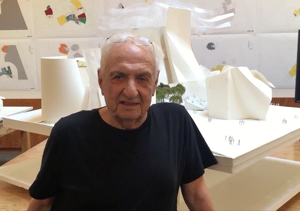 Frank-Gehry-in-front-of-model-of-Worlds-Jewish-Museum_3_csecollege.jpeg