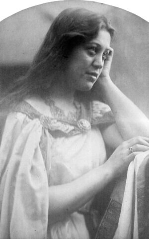 Hannah_de_Rothschild_later_Countess_of_Rosebery_by_Julia_Margaret_Cameron-300x480.jpg