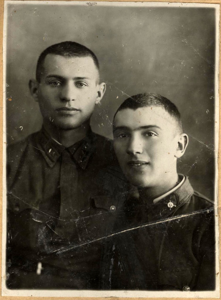 А.Левин ( справа) со своим товарищем-Маргулисом. 21.04. 41г. г. Владимир..jpg А.Левин ( справа) со своим товарищем-Маргулисом. 21.04. 41г. г. Владимир..jpg