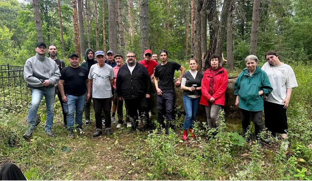 Петербургские волонтеры привели в порядок еврейское кладбище в Луге