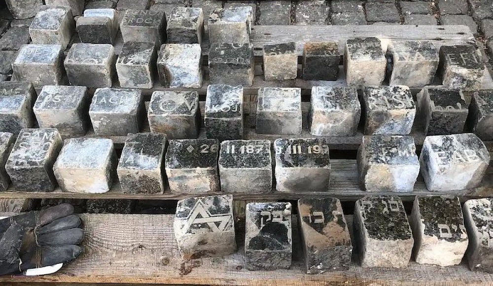 В Праге откроют памятник из брусчатки, сделанной из еврейских надгробий