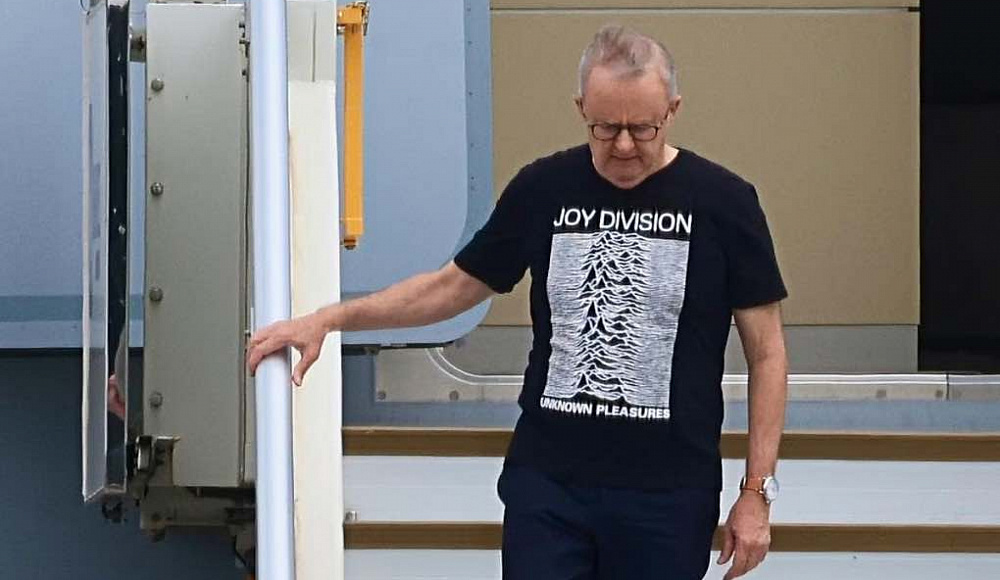 Премьера Австралии обвинили в антисемитизме за футболку Joy Division