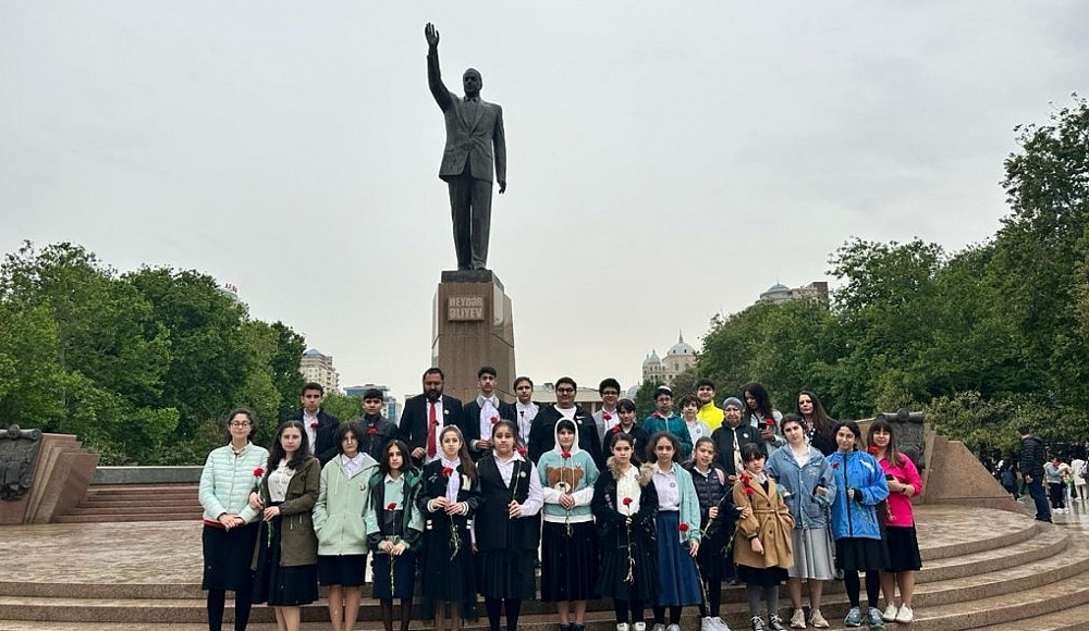 Учащиеся бакинской еврейской школы почтили память Гейдара Алиева