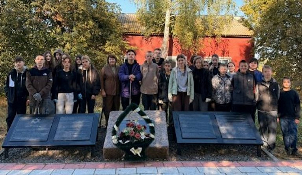 Школьники Брянщины привели в порядок мемориалы жертвам Холокоста и павшим воинам ВОВ