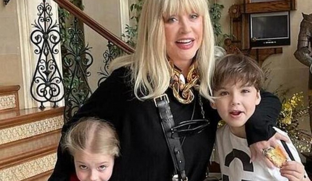 Алла Пугачева снова улетела с детьми в Израиль