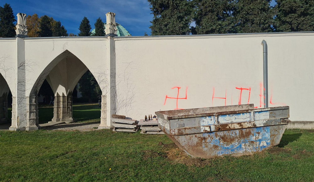 В Вене подожгли и осквернили свастиками еврейское кладбище⁠