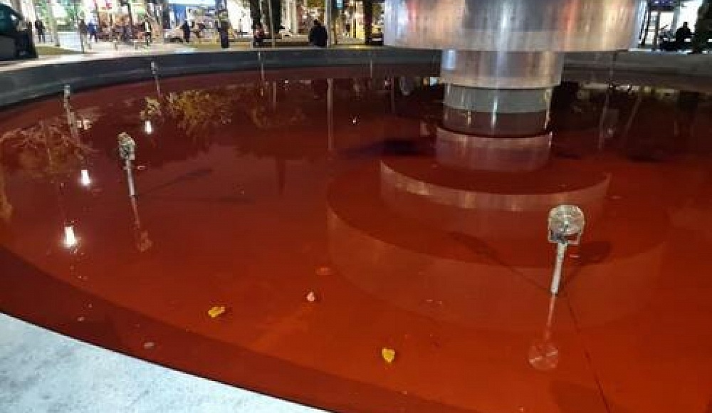 Арестован веган-активист, выкрасивший в красный воду в фонтане в центре Тель-Авива