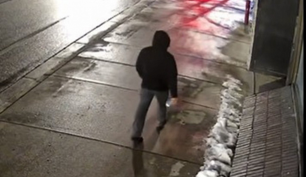 Синагогу в Мичигане дважды за неделю забросали камнями и изрисовали нацистской символикой
