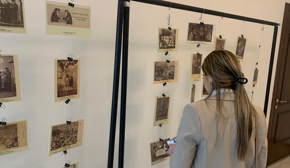 В дербентской синагоге «Келе-Нумаз» открылась выставка почтовых открыток к Хануке