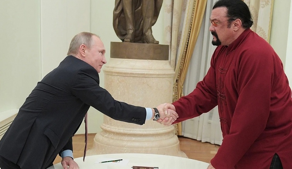 Владимир Путин наградил Стивена Сигала орденом Дружбы