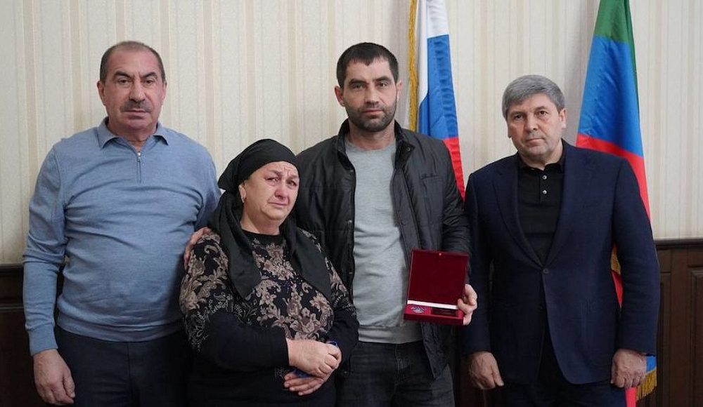 Семье погибшего в теракте охранника дербентской синагоги передали медаль «За проявленное мужество»