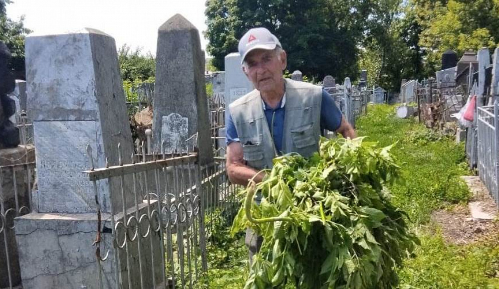 Активисты общины произвели уборку на еврейских кладбищах Курска