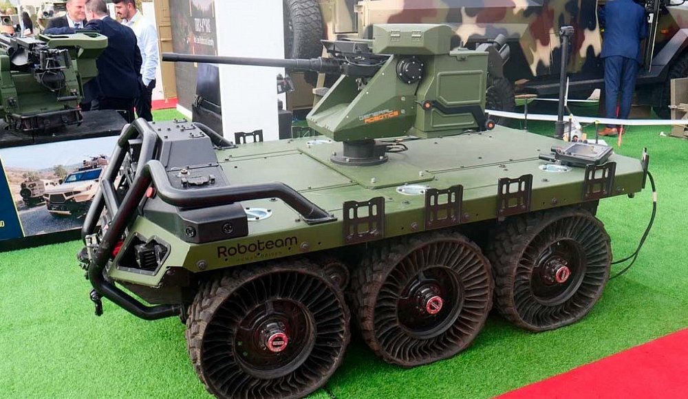 Израильская Elbit Systems представила на выставке ADEX 2022 наземный боевой беспилотник, оснащенный пулеметом