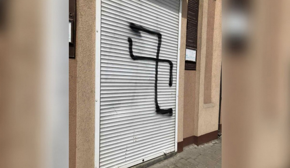 В Хмельницком синагогу разрисовали свастикой